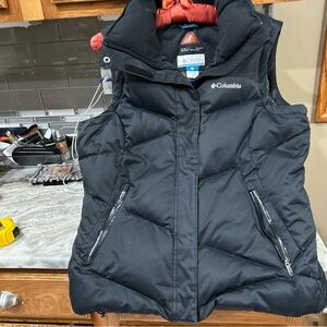 Columbia Puffer Vest Down Black Omni Heat Shield Thermal WOMEN M Sealed Seams.